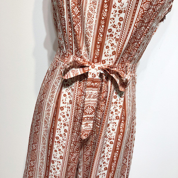 Salopetă de damă în dungi cu legături în talie și bretele subțiri