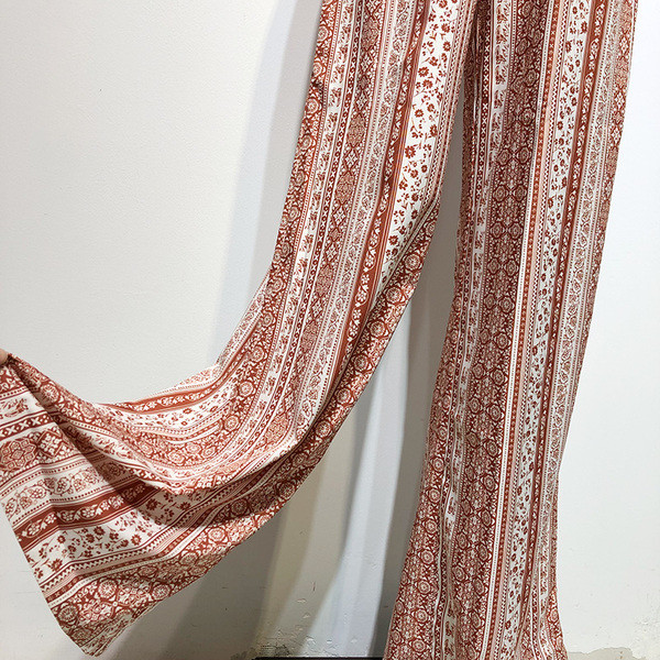 Salopetă de damă în dungi cu legături în talie și bretele subțiri