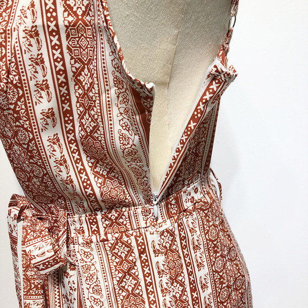 Salopetă de damă în dungi cu legături în talie și bretele subțiri