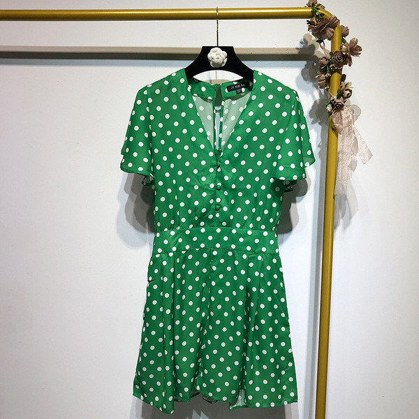 Salopeta scurta cu decolteu in V si maneci scurte