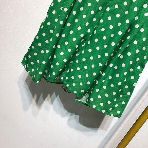 Salopeta scurta cu decolteu in V si maneci scurte