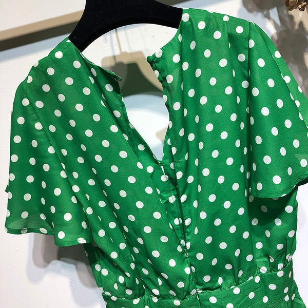 Salopeta scurta cu decolteu in V si maneci scurte