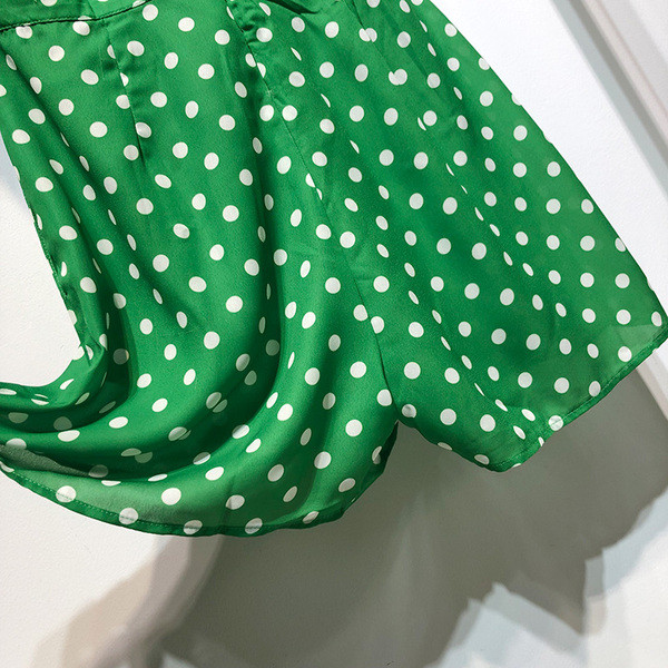 Salopeta scurta cu decolteu in V si maneci scurte