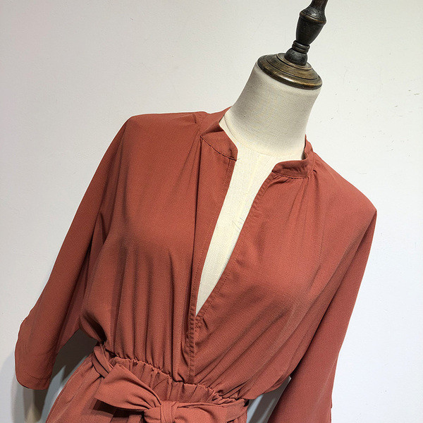 Salopetă lungă cu legături maro în talie