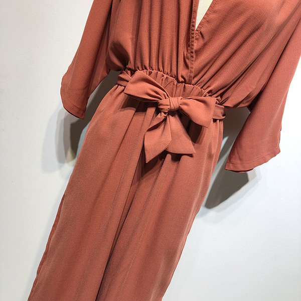 Salopetă lungă cu legături maro în talie