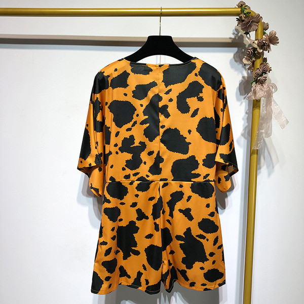 Salopetă scurtă cu decolteu în V și mâneci 3/4