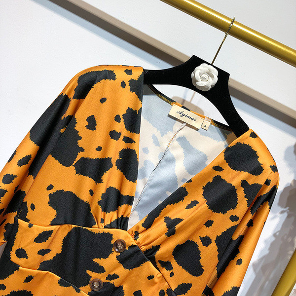 Salopetă scurtă cu decolteu în V și mâneci 3/4