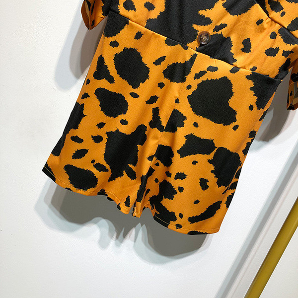 Salopetă scurtă cu decolteu în V și mâneci 3/4