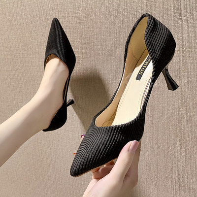 Pantofi moderni de dama cu toc subtire in negru, bej si verde