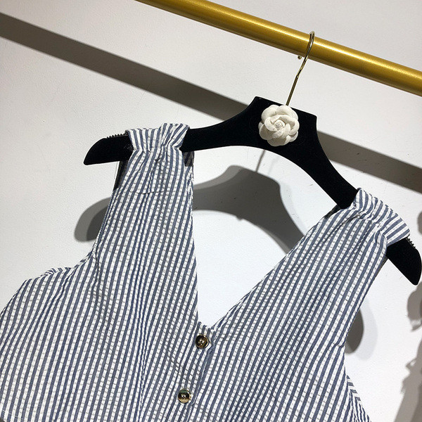 Salopetă în dungi cu decolteu fără mâneci în formă de V