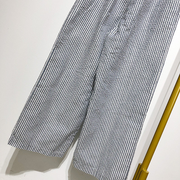 Salopetă în dungi cu decolteu fără mâneci în formă de V