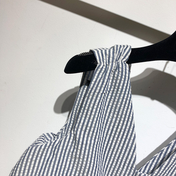 Salopetă în dungi cu decolteu fără mâneci în formă de V