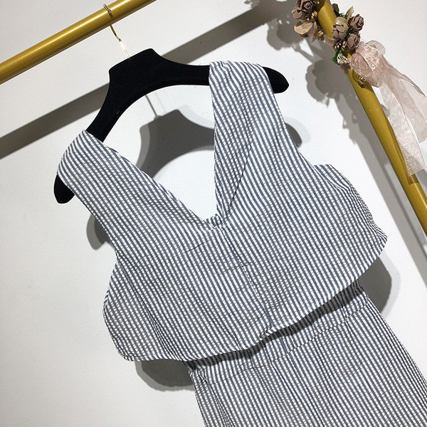 Salopetă în dungi cu decolteu fără mâneci în formă de V