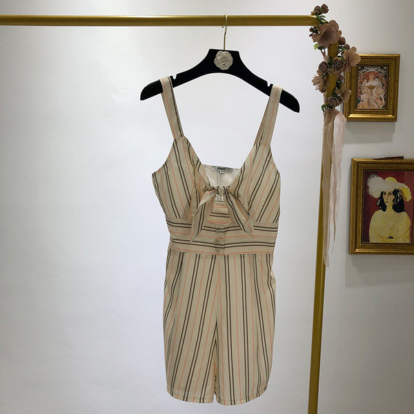 Salopetă scurtă în dungi cu bretele subțiri