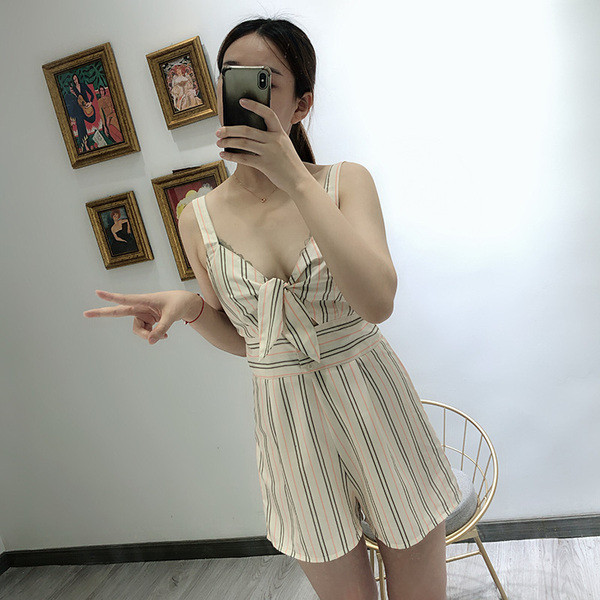 Salopetă scurtă în dungi cu bretele subțiri