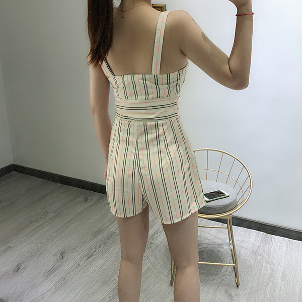 Salopetă scurtă în dungi cu bretele subțiri