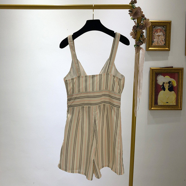 Salopetă scurtă în dungi cu bretele subțiri