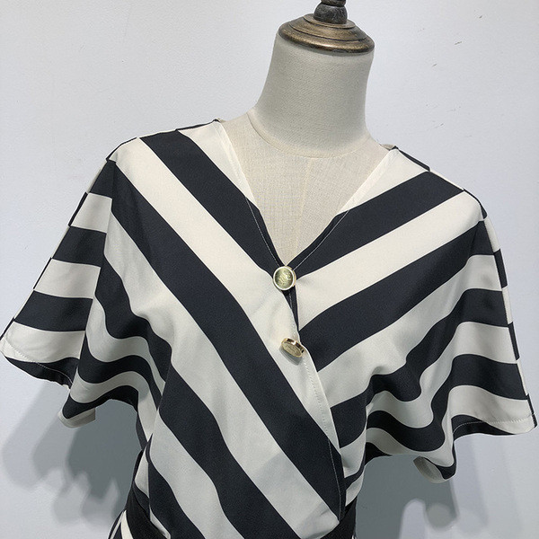 Salopeta in dungi cu decolteu in V cu maneci scurte