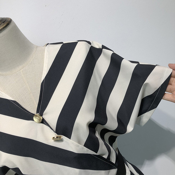 Salopeta in dungi cu decolteu in V cu maneci scurte