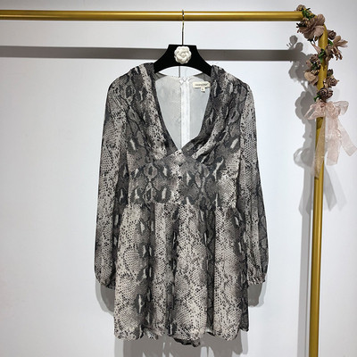 Rövid jumpsuit V-nyakú és hosszú ujjú