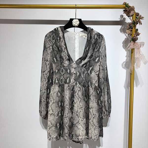 Salopetă scurtă cu decolteu în V și mâneci lungi