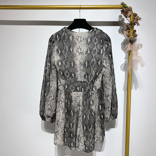 Salopetă scurtă cu decolteu în V și mâneci lungi