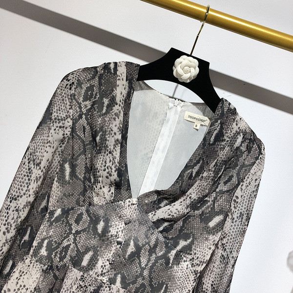 Salopetă scurtă cu decolteu în V și mâneci lungi