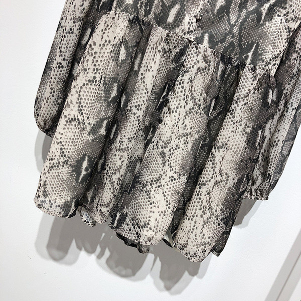 Salopetă scurtă cu decolteu în V și mâneci lungi