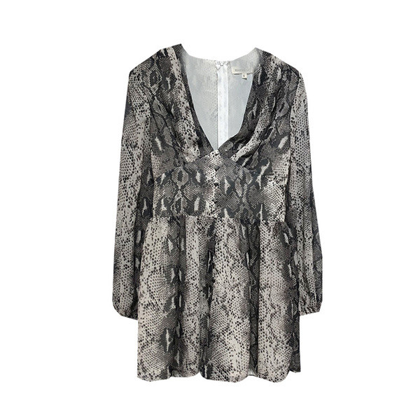 Salopetă scurtă cu decolteu în V și mâneci lungi