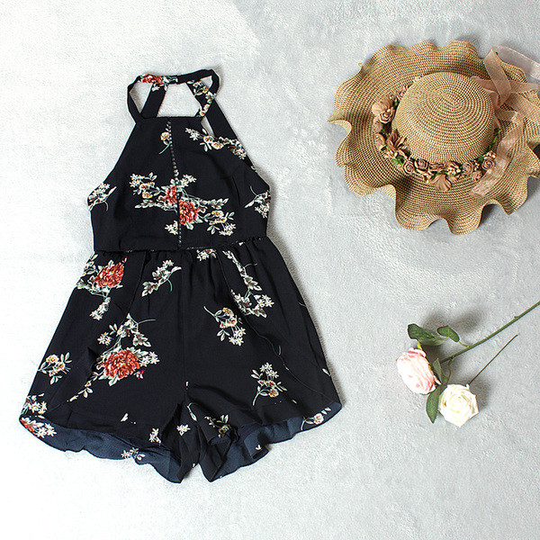 Salopetă scurtă cu bretele subțiri de culoare neagră cu model