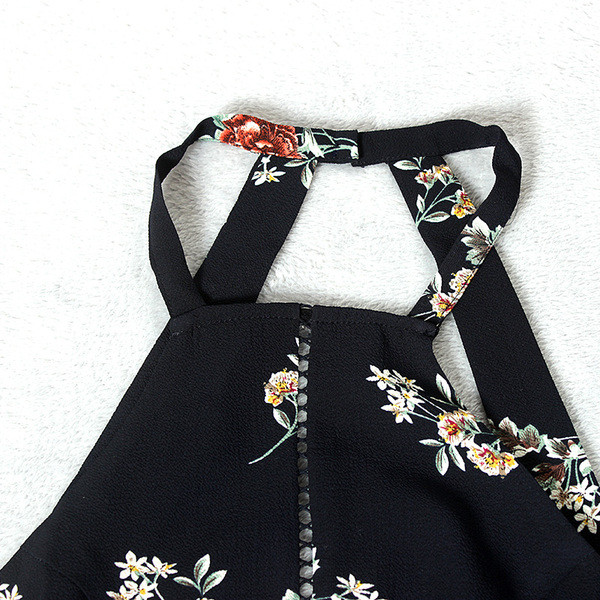 Salopetă scurtă cu bretele subțiri de culoare neagră cu model