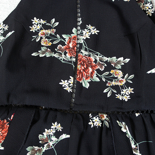 Salopetă scurtă cu bretele subțiri de culoare neagră cu model