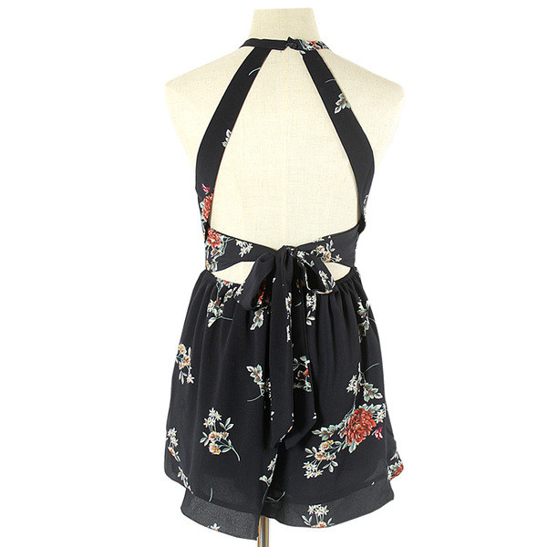 Salopetă scurtă cu bretele subțiri de culoare neagră cu model