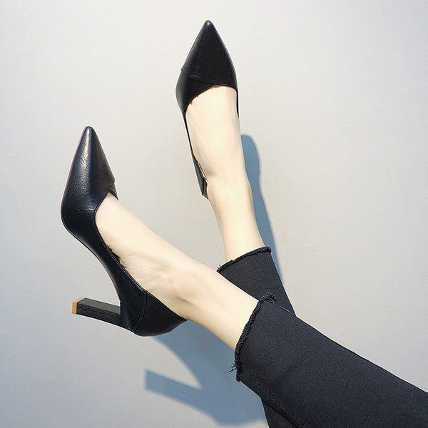 Pantofi moderni de dama ascutit din piele ecologica in negru si bej