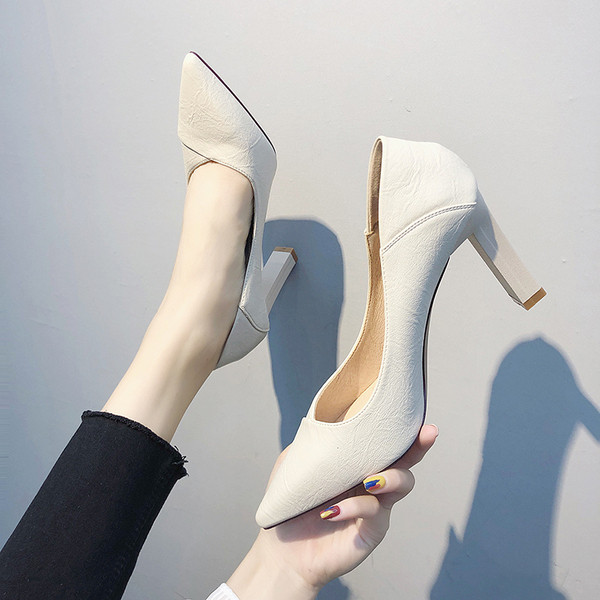 Pantofi moderni de dama ascutit din piele ecologica in negru si bej