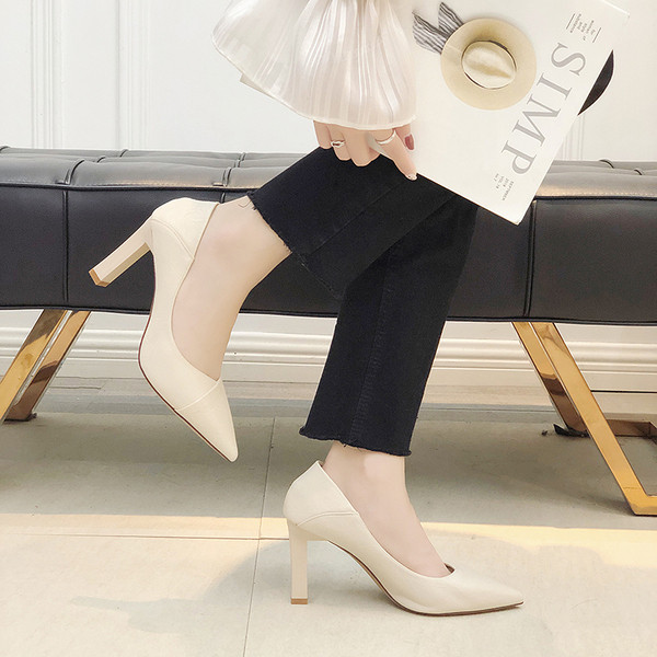 Pantofi moderni de dama ascutit din piele ecologica in negru si bej