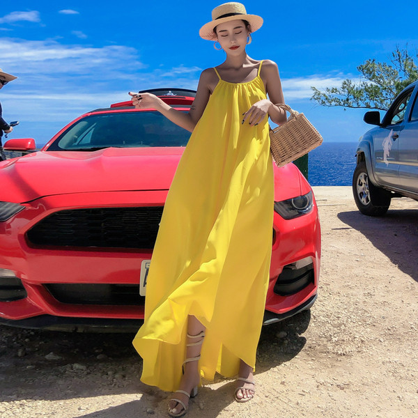 Rochie de damă modernă, decupată, de culoare galbenă, cu decolteu în V