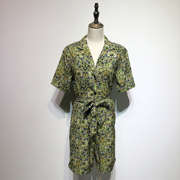 Salopeta scurta cu decolteu in V si maneci scurte cu model floral