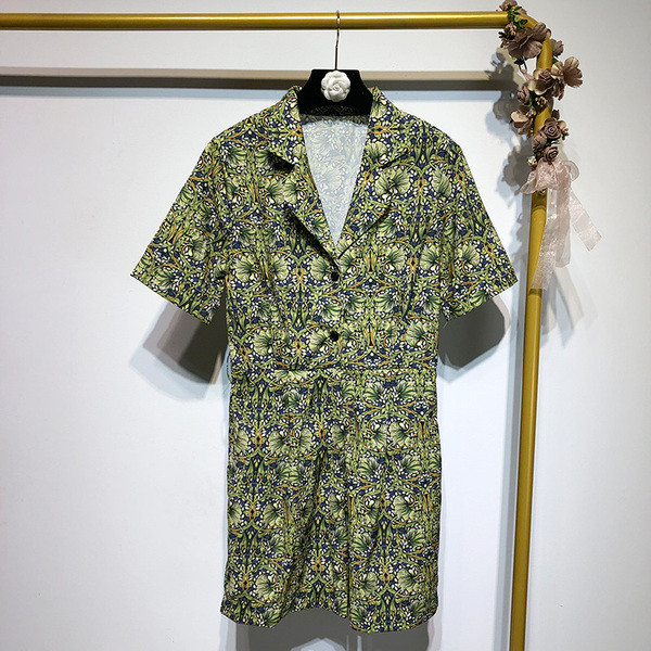 Salopeta scurta cu decolteu in V si maneci scurte cu model floral