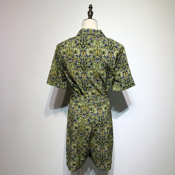 Salopeta scurta cu decolteu in V si maneci scurte cu model floral