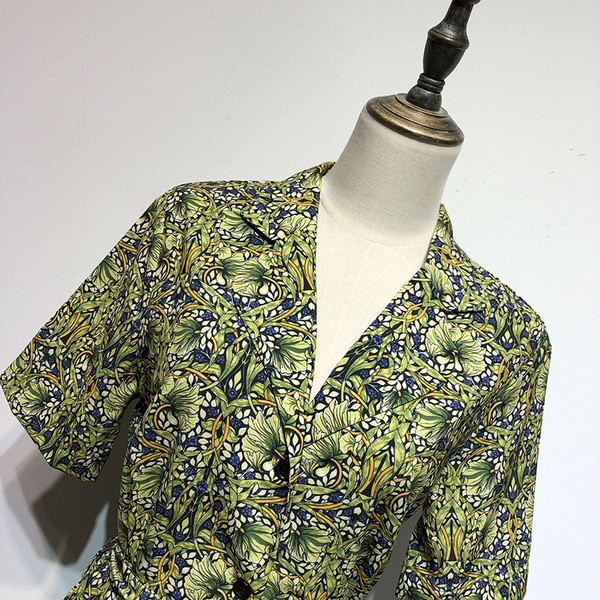 Salopeta scurta cu decolteu in V si maneci scurte cu model floral