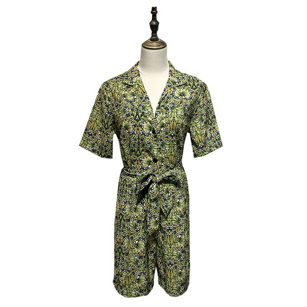 Salopeta scurta cu decolteu in V si maneci scurte cu model floral