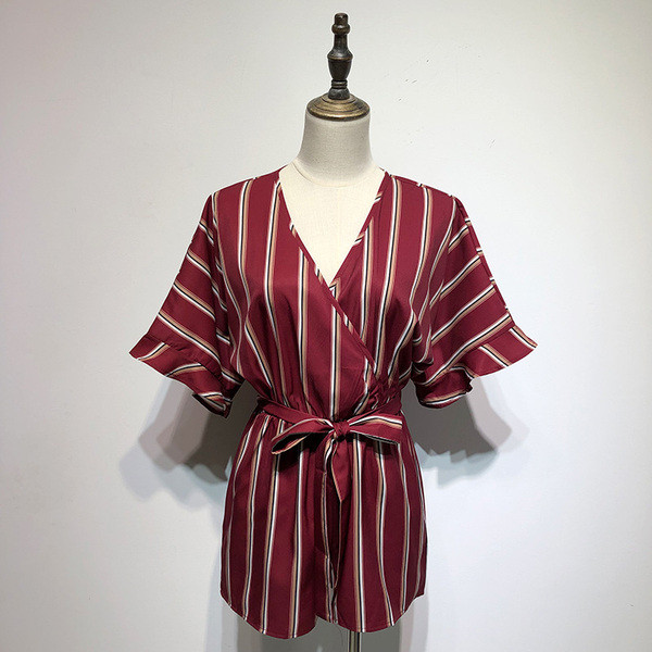 Salopetă scurtă, cu decolteu în V și mânecă scurtă lotus