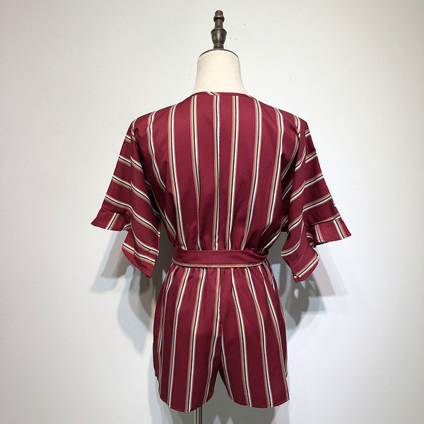 Salopetă scurtă, cu decolteu în V și mânecă scurtă lotus