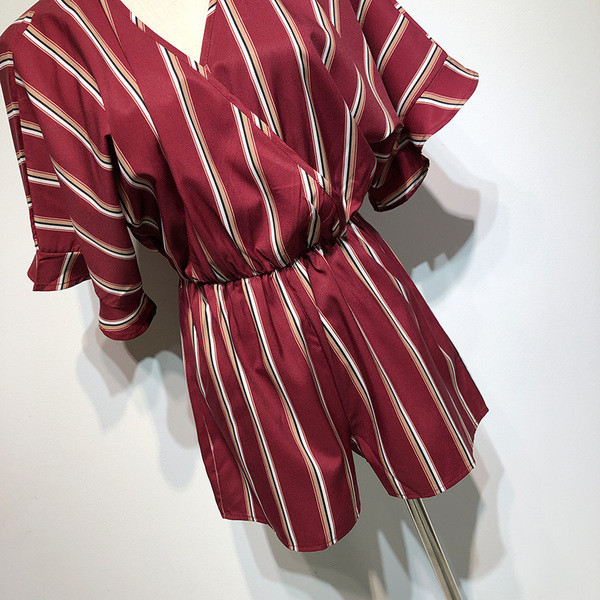 Salopetă scurtă, cu decolteu în V și mânecă scurtă lotus