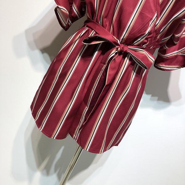 Salopetă scurtă, cu decolteu în V și mânecă scurtă lotus