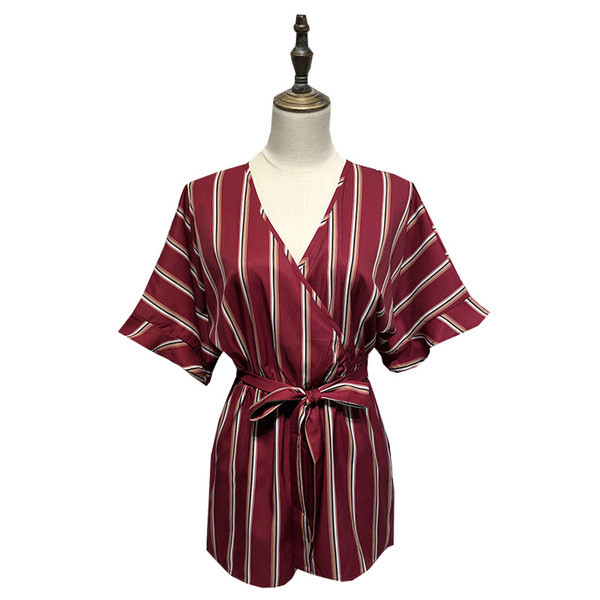 Salopetă scurtă, cu decolteu în V și mânecă scurtă lotus