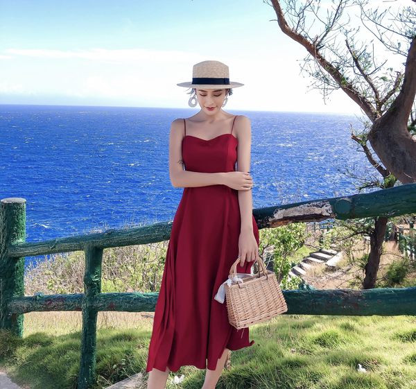 Rochie de dama moderna cu bretele subtiri in rosu