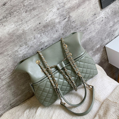 Geanta de dama moderna cu lant metalic in trei culori