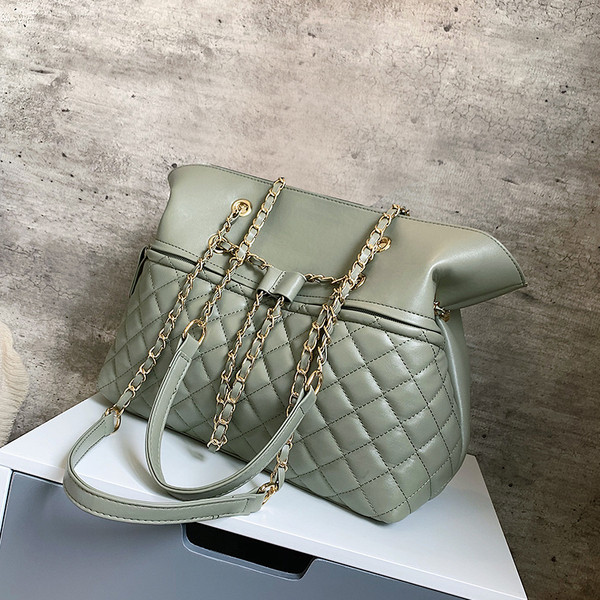 Geanta de dama moderna cu lant metalic in trei culori